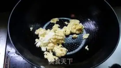 Make Tomato fried eggs step 1