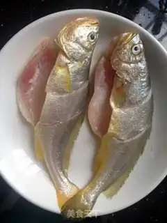 Make Fry the little yellowfish step 0