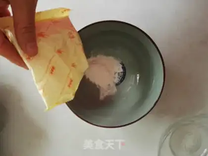 Make Red sugar powder step 1