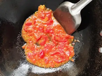 Make Garlic tomato buns step 3