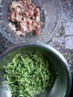 Make cucumber pork pie step 0