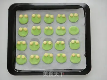 Make Frog cookies step 7