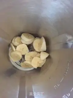 Make Banana milk popsicle step 1