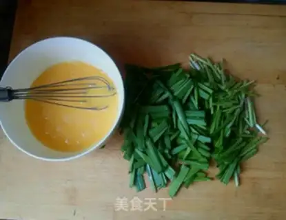 Make Scrambled eggs step 1