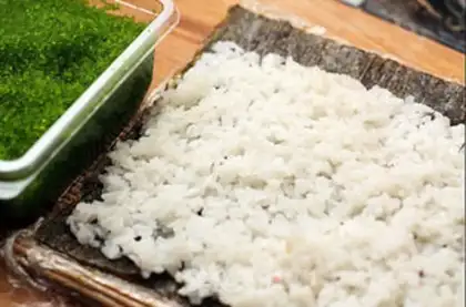 Make Flying fish seeds flip sushi step 2