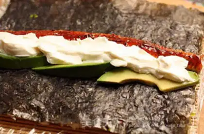 Make Flying fish seeds flip sushi step 4