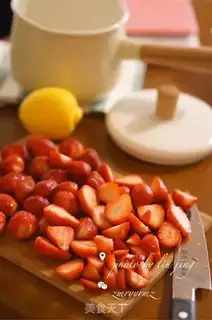 Make Simple and delicious strawberry sauce step 0