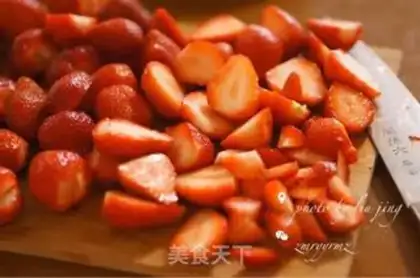 Make Simple and delicious strawberry sauce step 1