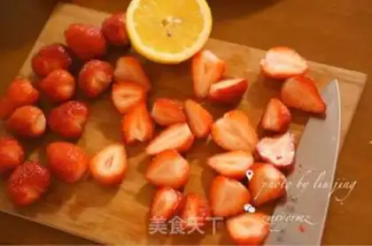 Make Simple and delicious strawberry sauce step 2