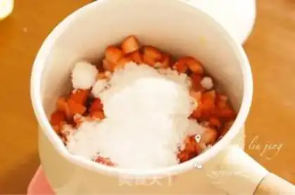 Make Simple and delicious strawberry sauce step 4