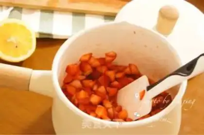 Make Simple and delicious strawberry sauce step 5