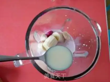 Make Banana shake of the flamingo step 2
