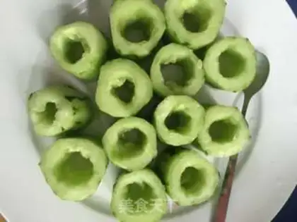 Make cucumber noodle step 1