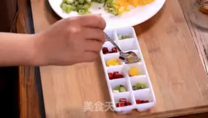 Make Yogurt and fruit ice step 2