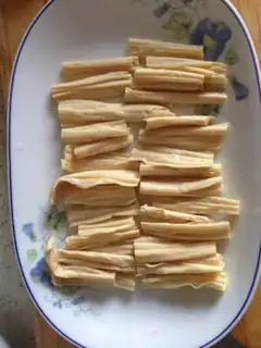 Make Cleaning of garlic bacon step 1