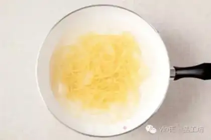 Make Spicy shrimp tomato pasta step 2