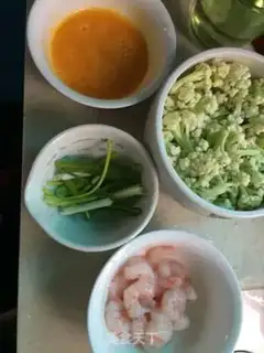 Make Shrimp eggs and broccoli step 0