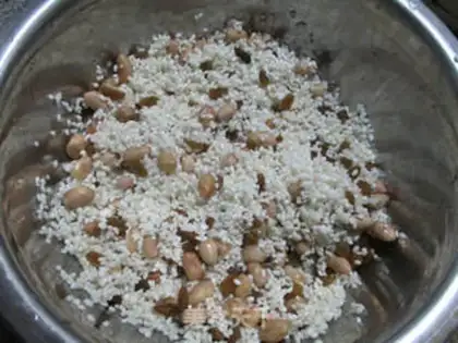 Make Peanut rice raisins step 4