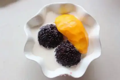 Make Mango, snow and sweet rice step 5
