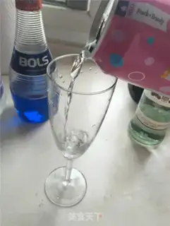 Make Blue cocktails from the sea step 2