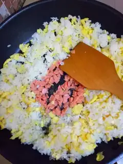 Make Pepper ham and egg fried rice step 4