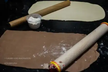 Make Chocolate two-coloured macaroni step 4