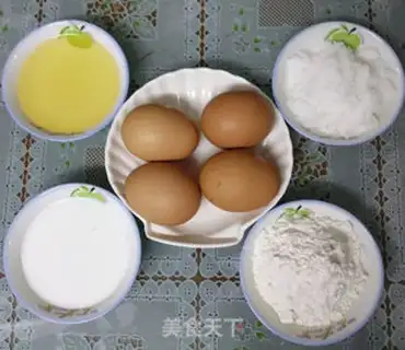 Make Four cream cake rolls step 0