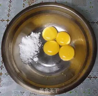 Make Four cream cake rolls step 1