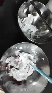 Make Strawberry macaroon lollipop step 2
