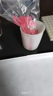 Make Strawberry macaroon lollipop step 4