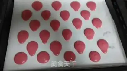 Make Strawberry macaroon lollipop step 5