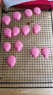 Make Strawberry macaroon lollipop step 8