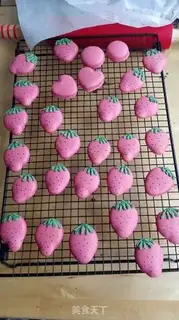 Make Strawberry macaroon lollipop step 9