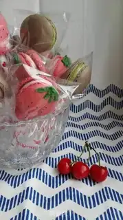 Make Strawberry macaroon lollipop step 12