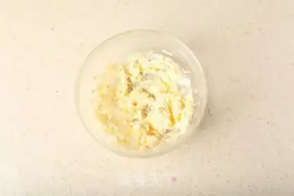 Make A cheese-leashed egg step 3