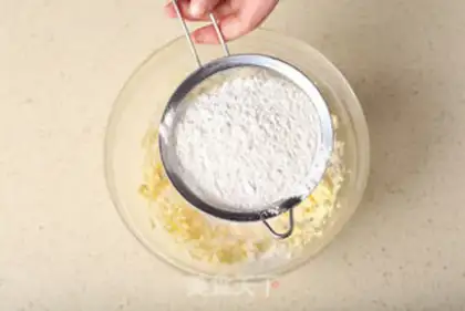 Make A cheese-leashed egg step 4
