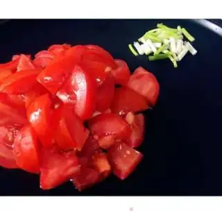 Make Tomato fried eggs step 1