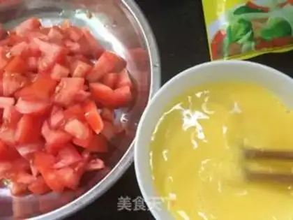 Make Tomato fried eggs and rice step 1