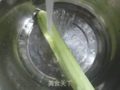 Make Squeeze the cabbage and make the melon step 1