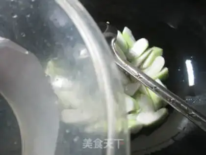 Make Squeeze the cabbage and make the melon step 4