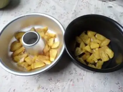 Make Pineapple flipping sponge cake step 1