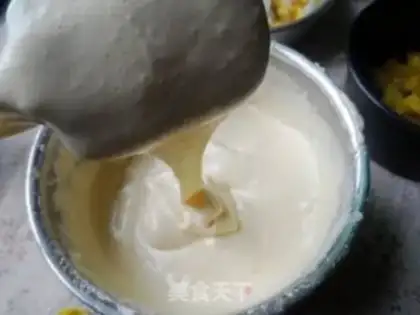 Make Pineapple flipping sponge cake step 5