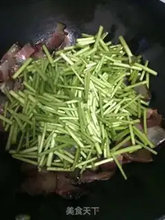 Make Smoky fried artemisinin step 4