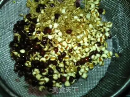 Make walnut oatmeal, red soy sauce step 1