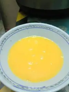 Make Tomato fried eggs step 2