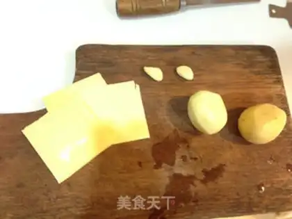 Make Garlic cheese potatoes step 1