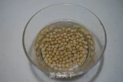 Make Soybeans foot soup step 1