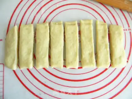 Make Tore the toast with curly hands step 8