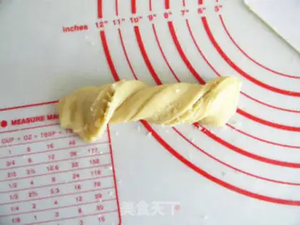 Make Tore the toast with curly hands step 9