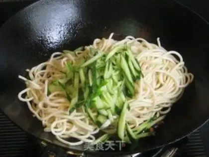 Make cucumber veal noodles step 10